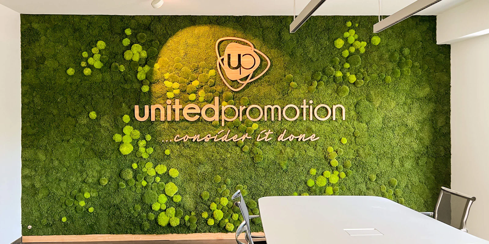 Waldmooswand_United_Promotion-Vorher Nachher Bild einer Mooswand in einem Büro