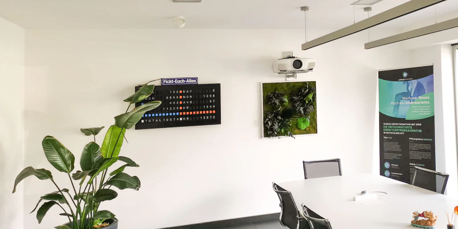 Mooswand_Wald_United_Promotion-nachher Vorher Bild einer leeren Büro Wand