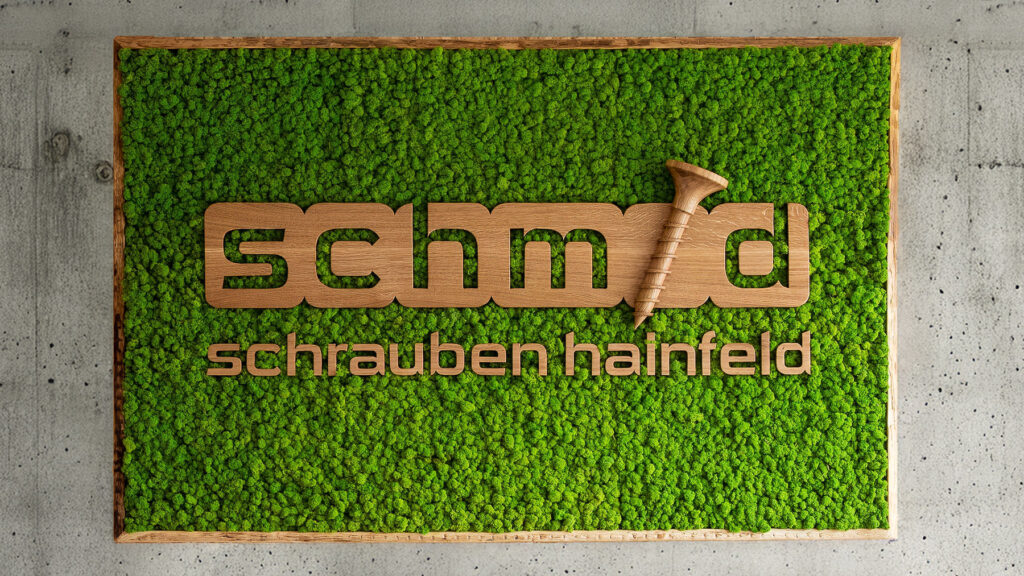 Holzlogo mit Islandmoos für Schrauben Schmidt – individuelles Firmenlogo aus Holz und Moos für Unternehmen