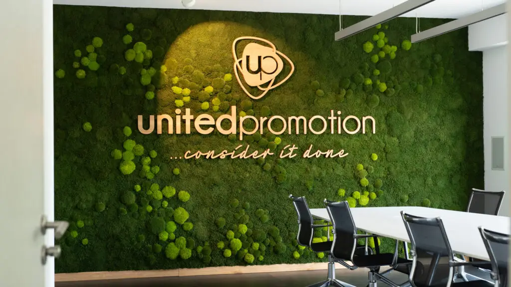 Mooswand zur Verbesserung der Raumakustik im Konferenzraum von United Promotion d Promotion